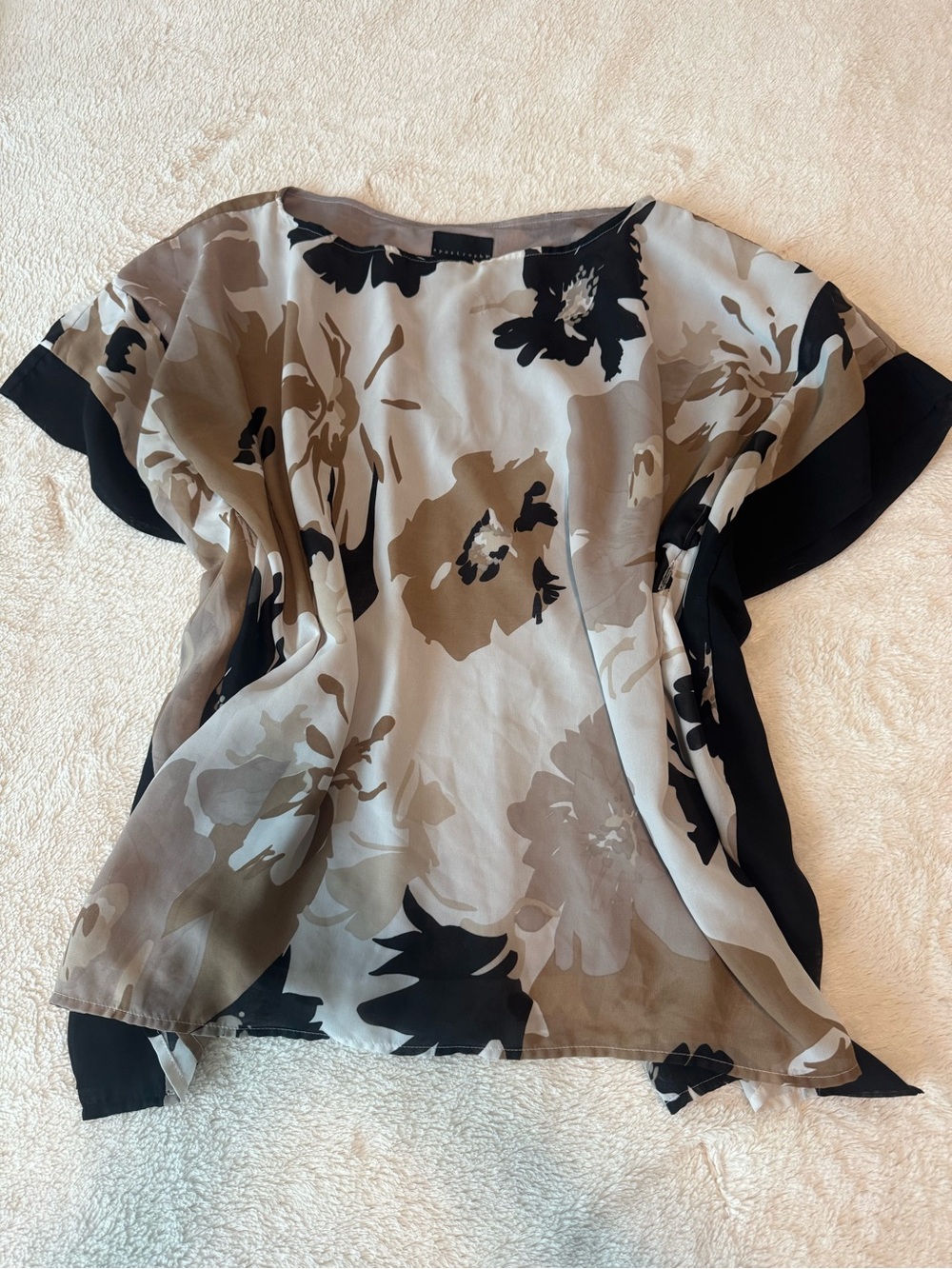 Apostrophe Neutral Floral Short Sleeve Blouse